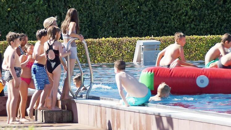 Die Jungen und Mädchen hatten beim integrativen Schwimmfest viel Spaß. Foto: Johannes Michel