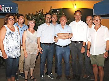 Lorenz Galster (4. v. r.) mit seinen Nachfolgern Volker Höfer (4. v. l.) und Johannes Nagengast (3. v. r.), Bürgermeister Karsten Fischkal (2. v. l.) und den weiteren Vorstandsmitgliedern Foto: Johanna Blum