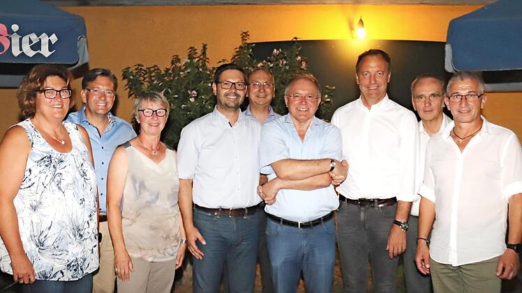 Lorenz Galster (4. v. r.) mit seinen Nachfolgern Volker Höfer (4. v. l.) und Johannes Nagengast (3. v. r.), Bürgermeister Karsten Fischkal (2. v. l.) und den weiteren Vorstandsmitgliedern Foto: Johanna Blum