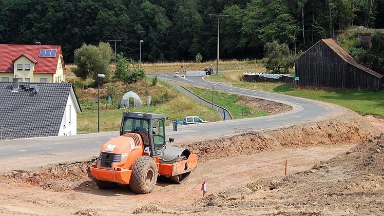 Ausbau der KG 30: Kurven müssen begradigt, Hügelkuppen und Bodensenken eingeebnet werden.Sigismund von Dobschütz