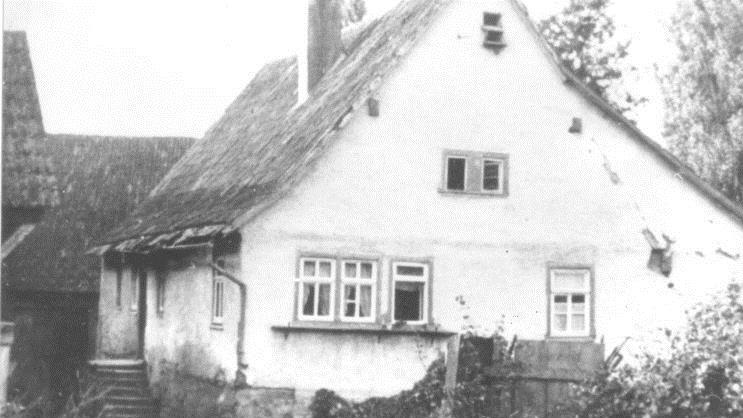 Das Foto zeigt die Giebelseite des Wohnhauses mit dem Hauseingang. Die Fuschter Mühle war nicht am Stromnetz angeschlossen. Foto: Archiv Lothar Pfülb