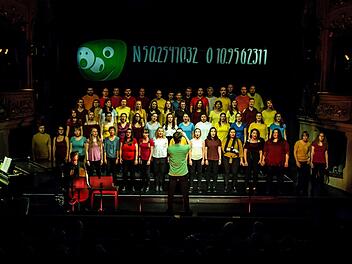 Das Jubiläumskonzert zum zehnjährigen Bestehend des Hochschulchors "Die Klangfänger" im Landestheater Coburg wurde zum Abschiedskonzert für Chorleiter Moritz Metzner.Foto: Jochen Berger