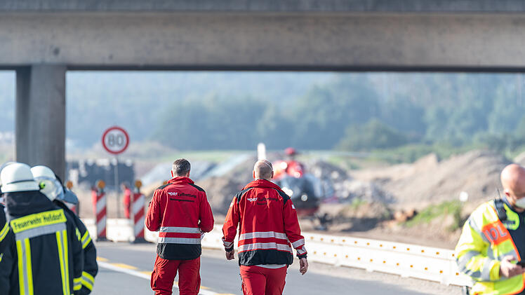 11 Verletzte bei Unfall auf der Autobahn: Lastwagen bricht durch die Mittelleitplanke und rammt Autos