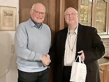 Vorsitzender Schmidt bedankte sich mit fairen und regionalen Produkten beim Referenten Wolfgang Borst (links).
