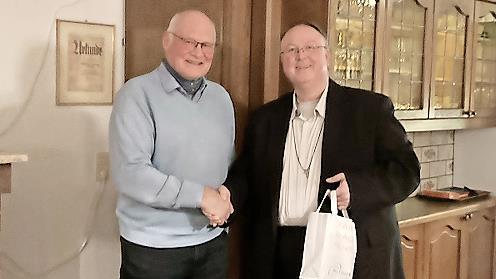 Vorsitzender Schmidt bedankte sich mit fairen und regionalen Produkten beim Referenten Wolfgang Borst (links).