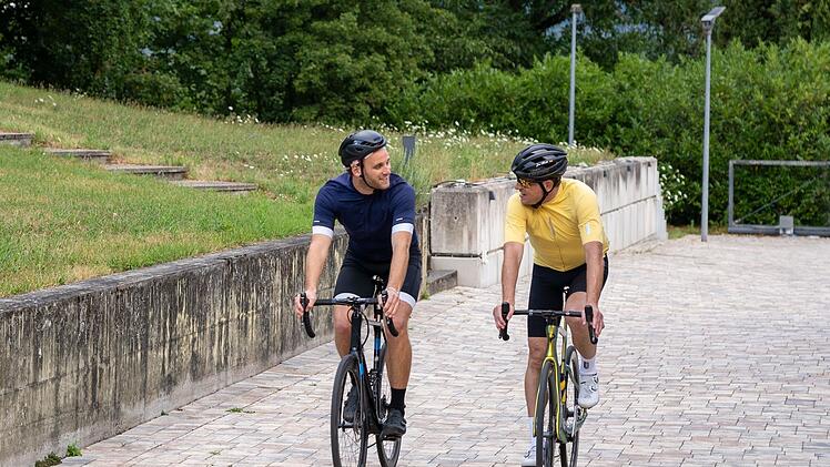 Beim Rennradfahren sprechen Leon Windscheid (links) und Jan Ullrich über die seelischen Probleme, in die der Sport-Star nach seiner aktiven Karriere rutschte.