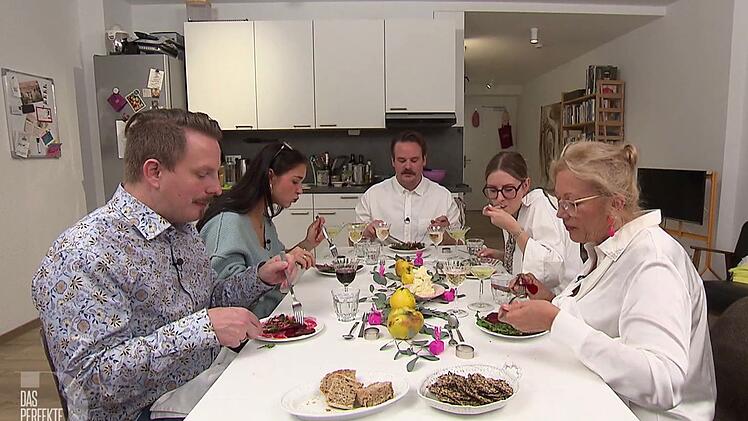 An Tag 3 in Aschaffenburg serviert Johannes seinen G&auml;sten ein rein veganes Men&uuml;.