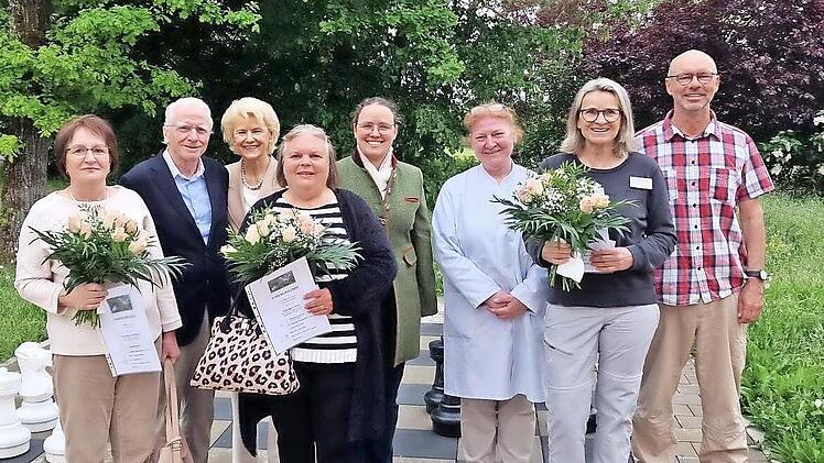 Dienstjubil&auml;en wurden in der Deegenbergklinik gefeiert (von links): Larissa Hartschenko, Prof. Dr. Peter Deeg, Jadwiga Deeg, Gloria Ortiz, Dorothea Deeg, Dr. Susanne Brunner, Barbara Kottlors-Halbig und Paul Riegler.