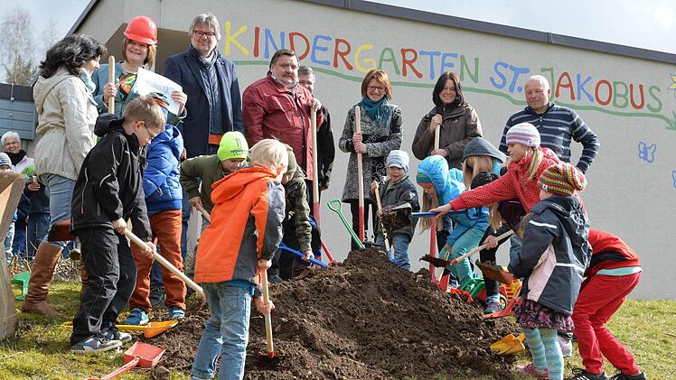 Die Kinder greifen selbst zur Schaufel.  Foto: Roland Rinklef