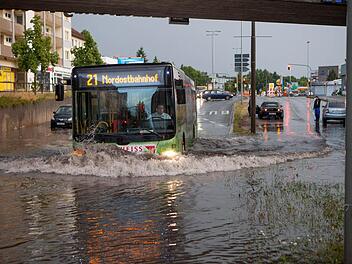Eine überflutete Straße am Dienstagmorgen in Nürnberg. Foto: News5 / Grundmann
