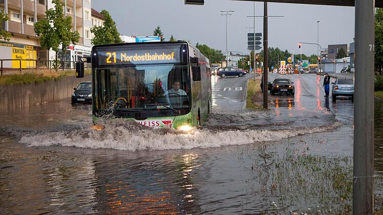 Eine überflutete Straße am Dienstagmorgen in Nürnberg. Foto: News5 / Grundmann
