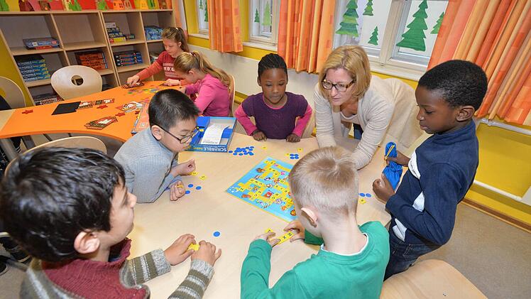 Im "Spielzimmer" können sich die Kinder unter den Augen von Betreuern beschäftigen. Foto: Ronald Rinklef