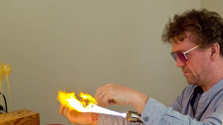 Impressionen vom Lampenglas-Workshop im Glasmuseum Rosenau: Thomas Müller-Litz bei der Arbeit.Foto: Jochen Berger