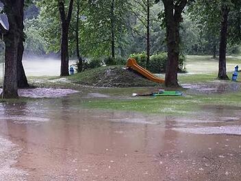 Die Rasenflächen des Wallenfelser Freibads erinnerten nach dem Unwetter eher an eine Seelandschaft, als an eine Liegewiese, auf der Sonne getankt werden soll. Foto: Dieter Gräf