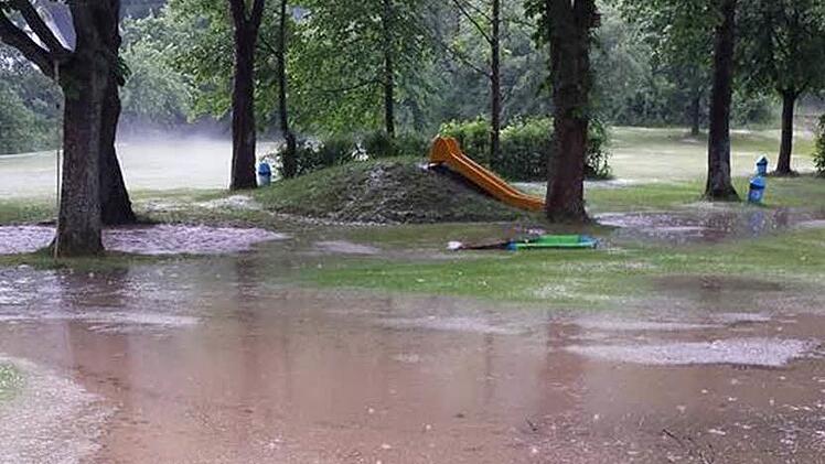 Die Rasenflächen des Wallenfelser Freibads erinnerten nach dem Unwetter eher an eine Seelandschaft, als an eine Liegewiese, auf der Sonne getankt werden soll. Foto: Dieter Gräf