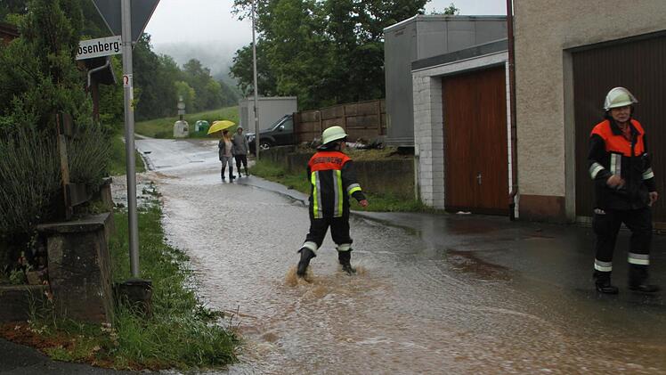 Aus der Flur und dem Bereich des Veitensteins kam das Wasser undüberschwemmte Straßen und auch Keller.