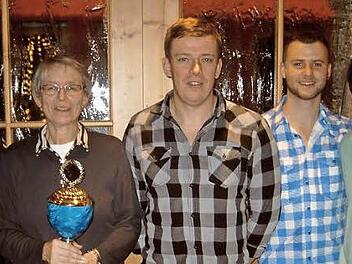 Zweiter Bürgermeister Bernd Rebhan (links) gratulierte den Siegern der vereinsinternen Turniere des TTC Küps (weiter, von links): Margit Bauer, Alexander Busch, Kevin Greser. Rechts Zweiter Vorsitzender Witali Gutbrod. Es fehlt der Vereinsmeister der Herren und Vorsitzende Roland Bittruf.  Foto: privat