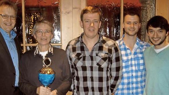 Zweiter Bürgermeister Bernd Rebhan (links) gratulierte den Siegern der vereinsinternen Turniere des TTC Küps (weiter, von links): Margit Bauer, Alexander Busch, Kevin Greser. Rechts Zweiter Vorsitzender Witali Gutbrod. Es fehlt der Vereinsmeister der Herren und Vorsitzende Roland Bittruf.  Foto: privat