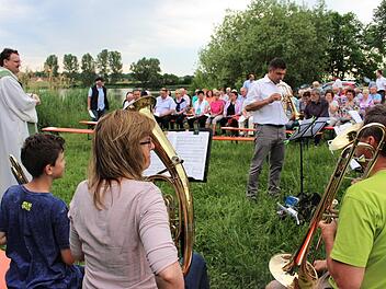 Mit Pater Stefan (links) feierten die Pfarrgemeinden aus Pommersfelden und Sambach Maiandacht am Großen See.  Foto: Evi Seeger
