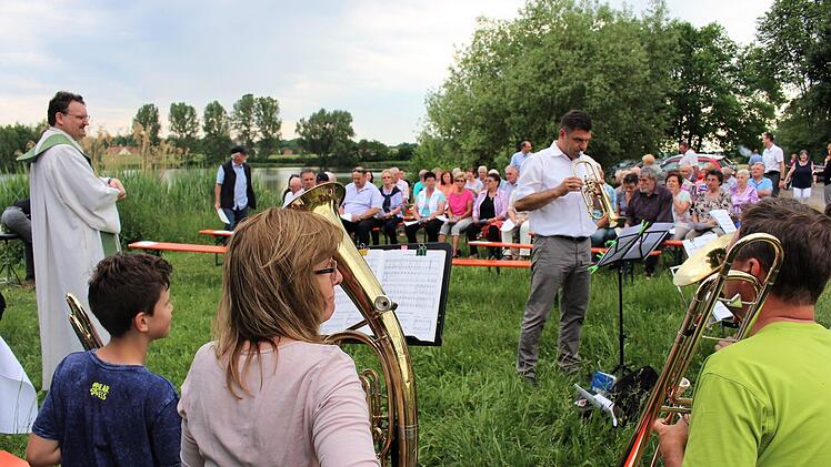 Mit Pater Stefan (links) feierten die Pfarrgemeinden aus Pommersfelden und Sambach Maiandacht am Großen See.  Foto: Evi Seeger