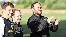 Sebastian Weber (rechts) übernahm beim Fußball-Benefizspiel die Trainerrolle. Da hatten selbst Chefanweiser jan Gorr (Mitte) und Kreisläufer Sebastian Kelm (links) gut lachen. Fotos: Timo Geldner