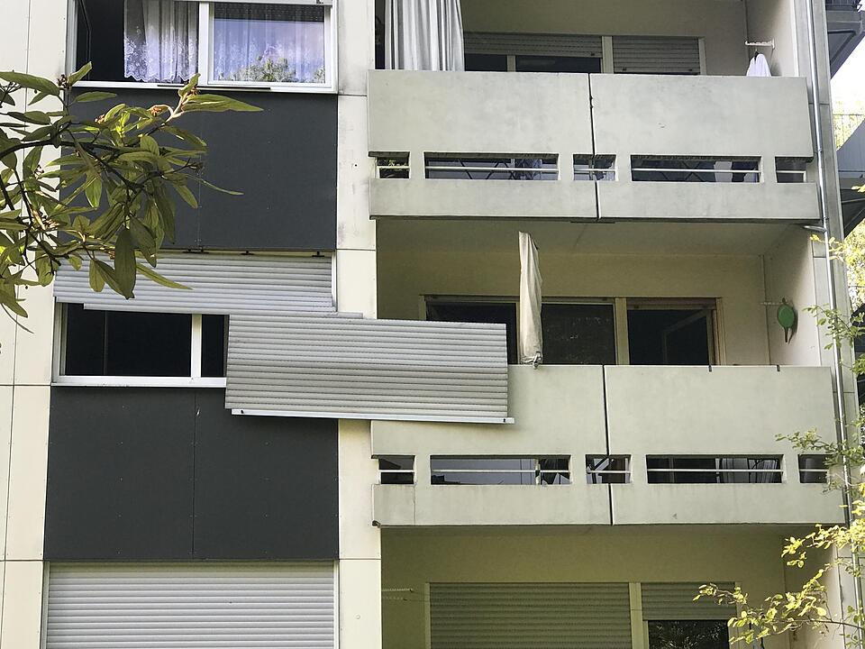 Einsatzkräfte haben in Nürnberg bei Löscharbeiten einen schrecklichen Fund gemacht: Im Schlafzimmer einer Wohnung in Neuröthenbach fanden sie eine verkohlte Leiche.