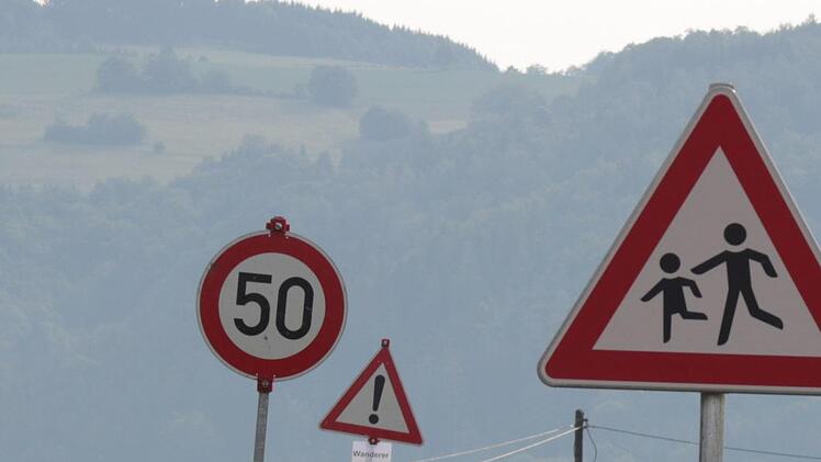 Einen Schilderwald hatte das Landratsamt angeordnet, damit die Wanderer auch sicher die Kreisstra&szlig;e &uuml;berqueren konnten.