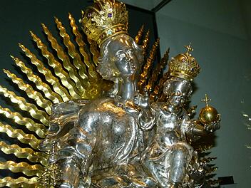 In der "Kleinen Marienprozession" kann die Silbermadonna von 1696 aus der Nähe betrachtet werden. Fotos: Marion Krüger-Hundrup