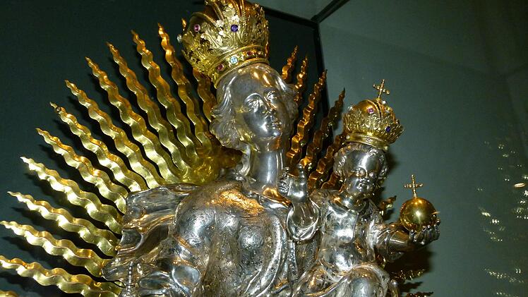 In der "Kleinen Marienprozession" kann die Silbermadonna von 1696 aus der Nähe betrachtet werden. Fotos: Marion Krüger-Hundrup