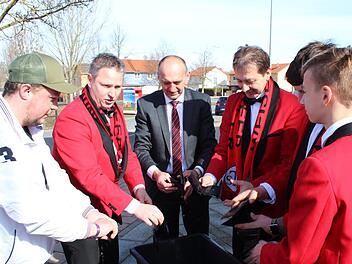 Heinrich Süß (3. v. l.) wusch mit den "Blummazupfern" seinen Geldbeutel aus.    Foto: Katarina Amtmann