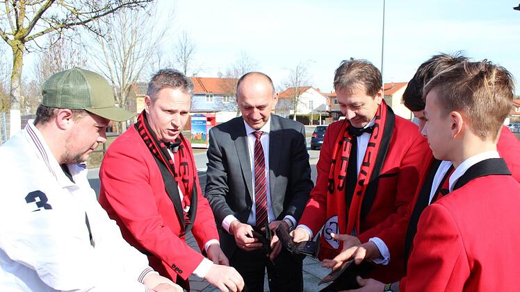 Heinrich Süß (3. v. l.) wusch mit den "Blummazupfern" seinen Geldbeutel aus.    Foto: Katarina Amtmann