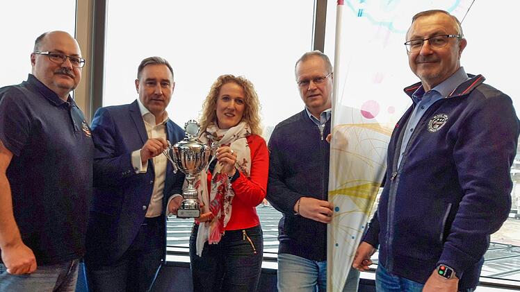 Die Jagd auf den sechsten SÜC-Jugend-Cup beginnt: Die Jury (von links) mit Jürgen Rückert (Vorsitzender des BLSV Coburg), Michael Schulz (stellvertretender Vorsitzender des Sportverbands Coburg), Melanie Engel, Klaus Jentsch (beide von der SÜC Coburg) und Jürgen Heeb (Vorsitzender des Sportverbands) sind voller Vorfreude.  Foto: Maximilian Glas