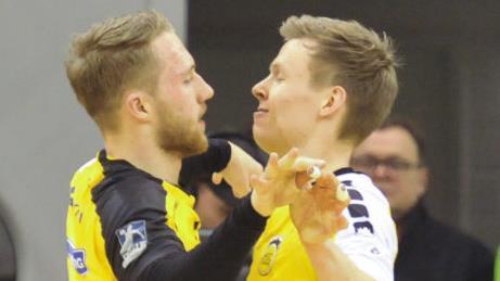Lukas Wucherpfennig (links) traf am Freitagabend zwölf Mal für den HSC 2000 Coburg. Sein Partner Felix Sproß locte gegen den hessischen Oberligisten HSG Pohlheim beim 35:17-Testspiel-Sieg immerhin auch fünf Mal ein.CT-Archiv