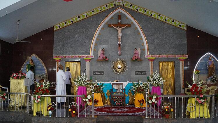 Farbenfroh ist der Altarraum in  Pfarrer Gabriel Gnanathiraviams Kirche.  Foto: Gabriel Gnanathiraviam