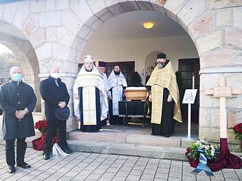 Erwiesen Pfarrer Fjodor Hölldobler die letzte Ehre (von links): Landrat Thomas Habermann, Bürgermeister Georg  Seiffert,  Erzpriester Petr Stepanov und rechts  Priester Joann  Schtetz. Foto: Marion Eckert