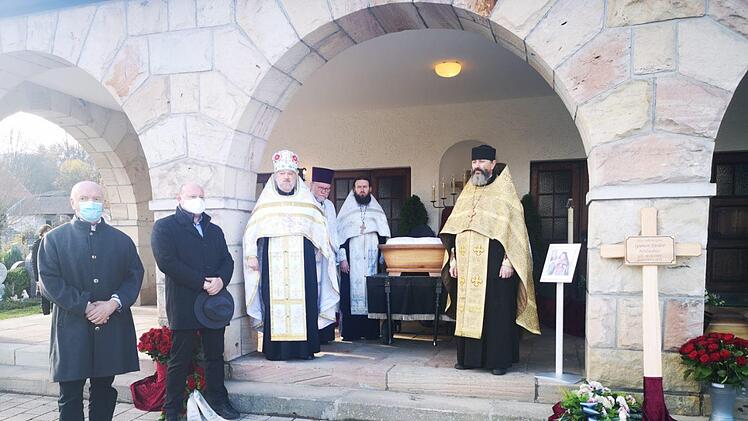 Erwiesen Pfarrer Fjodor Hölldobler die letzte Ehre (von links): Landrat Thomas Habermann, Bürgermeister Georg  Seiffert,  Erzpriester Petr Stepanov und rechts  Priester Joann  Schtetz. Foto: Marion Eckert