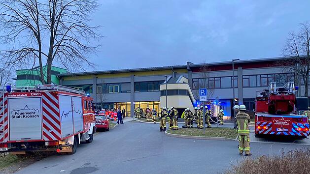 Kronach: Brand in Schulzentrum ausgebrochen - Feuerwehr r&uuml;ckt mit rund 100 Einsatzkr&auml;ften an