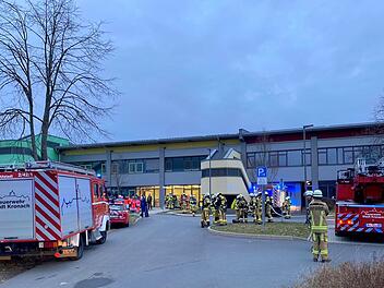 Kronach: Brand in Schulzentrum ausgebrochen - Feuerwehr rückt mit rund 100 Einsatzkräften an