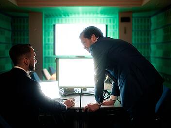 Rechtsanwalt Marc Maisch (rechts) und der  Internetforensiker Tobias Züfler versuchen Spuren, der Netz-Betrüger zu rekonstruieren.