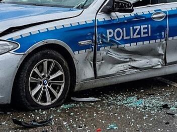 Polizisten bei Unfall in W&uuml;rzburg in Dienstwagen eingeklemmt