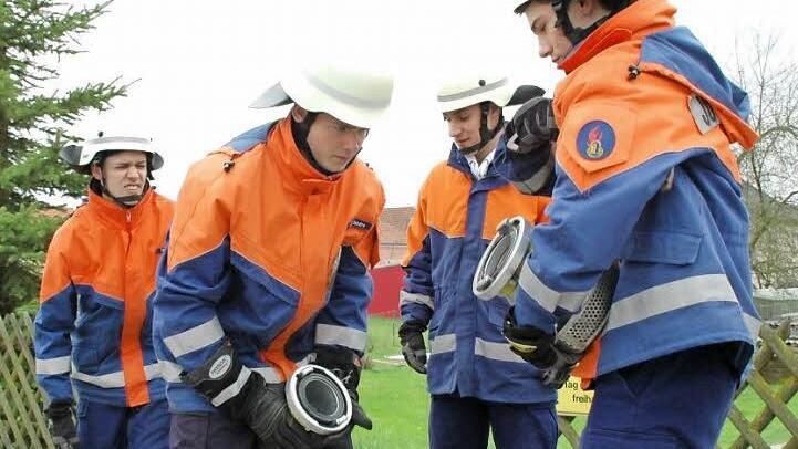 Auf Teamwork kommt es an, wenn man das Leistungsabzeichen "Ju-gendflamme" der Deutschen Ju-gendfeuerwehr erreichen will. Nur gemeinsam und mit einem kühlen Kopf erlangt man das Ziel. Fotos: Peter Klopf