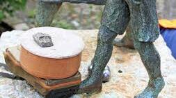 Steine wie dieser sind von Unbekannten in den Abfluss des Brunnens geworfen worden. Foto: eik