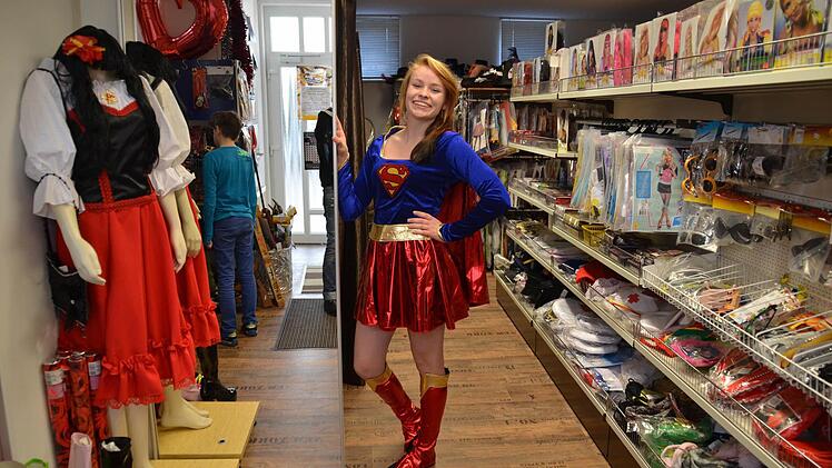 Carina Geisel möchte sich heuer als "Superwoman" unters Faschingsvolk mischen.  Foto: Kathrin Kupka-Hahn