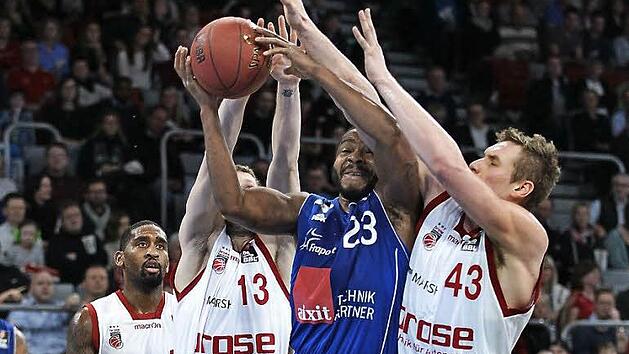 Kein Durchkommen f&uuml;r Quantez Robertson (mit Ball) gegen Brad Wanamaker, Janis Strelnieks und Leon Radosevic (v. l.). Im letzten Viertel lassen die Brose Baskets nur noch acht Punkte zu.  Foto: sportpress