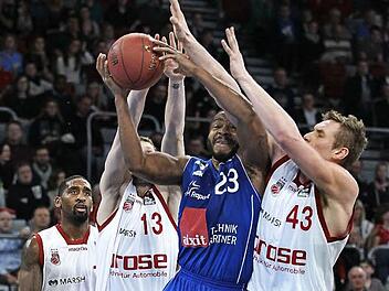 Kein Durchkommen für Quantez Robertson (mit Ball) gegen Brad Wanamaker, Janis Strelnieks und Leon Radosevic (v. l.). Im letzten Viertel lassen die Brose Baskets nur noch acht Punkte zu.  Foto: sportpress