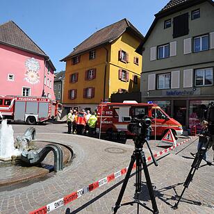 Auto rast in Menschengruppe