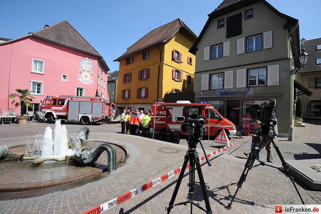 Auto rast in Menschengruppe