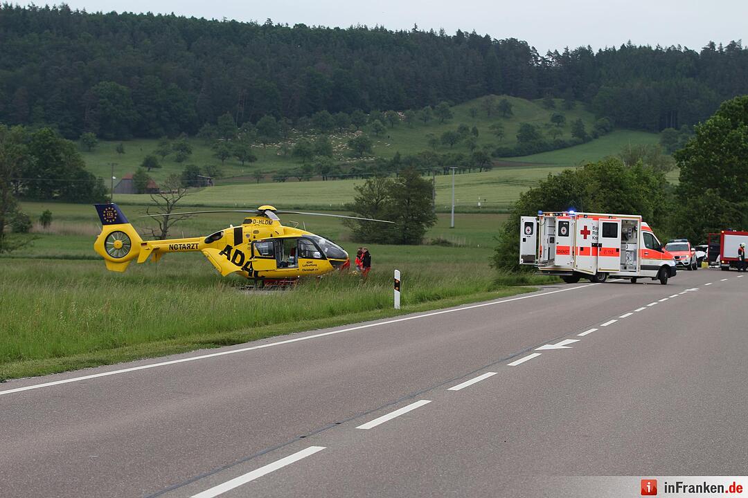 Fahrzeuge kollidieren auf Staatsstrasse