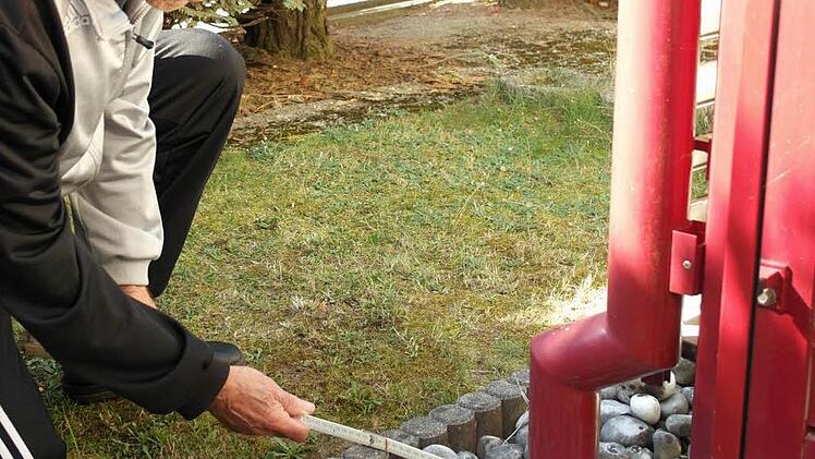 Fünf Zentimeter nach unten und nach vorne - so weit ist der Boden unter dem Wintergarten "gewandert".