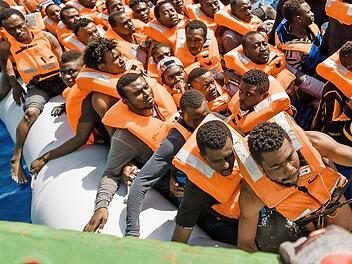 Die Sea Eye holt Flüchtlinge von ihrem sinkenden Schlauchboot auf ihr Schiff. Bei dieser Rettungsaktion starben mehrere Menschen. Foto: Daniel Kempf-Seifried